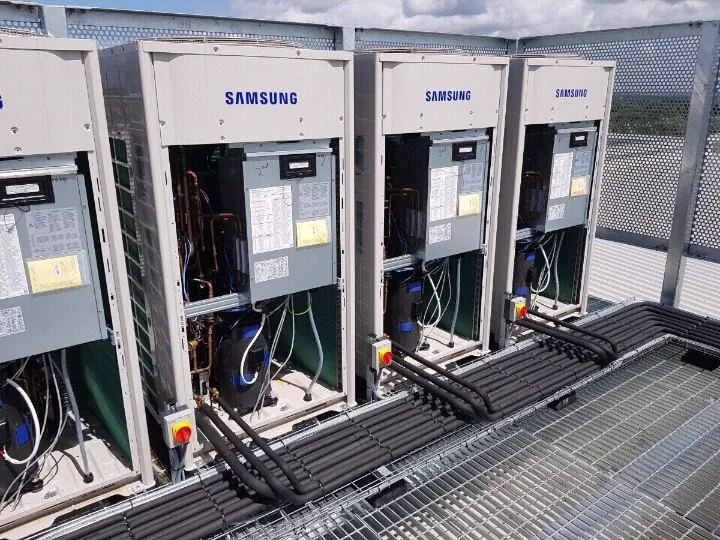 Condensadoras VRF em cobertura comercial — Air Clean