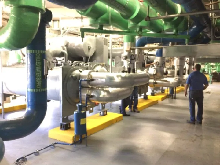 Casa de máquinas com tubulação industrial — Air Clean