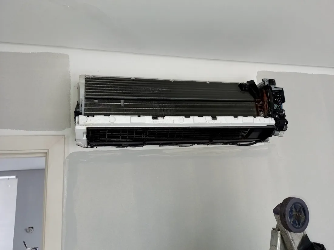 Evaporadora aberta durante higienização feita pela Air Clean