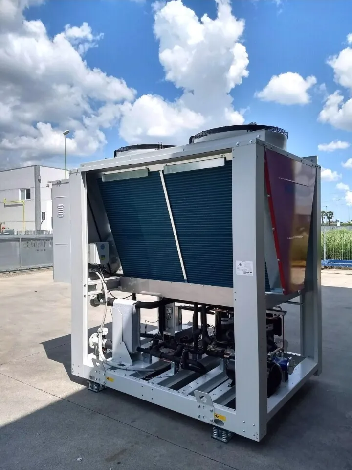 Equipamento de climatização de grande porte em área comercial