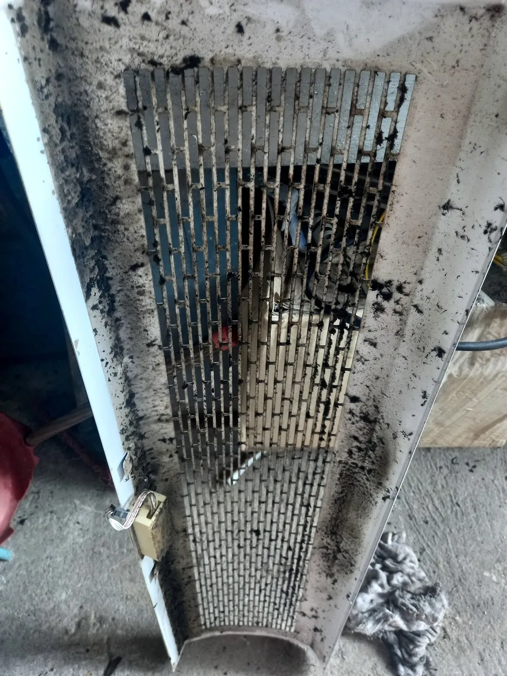Grelha com sujeira antes da higienização — Air Clean