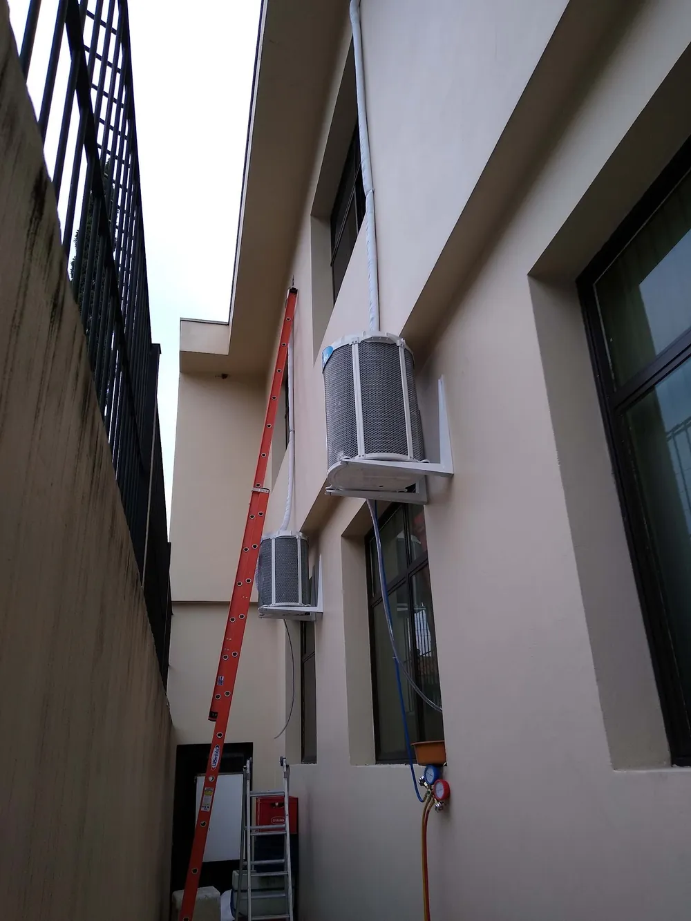 Condensadoras fixadas na fachada lateral — Air Clean