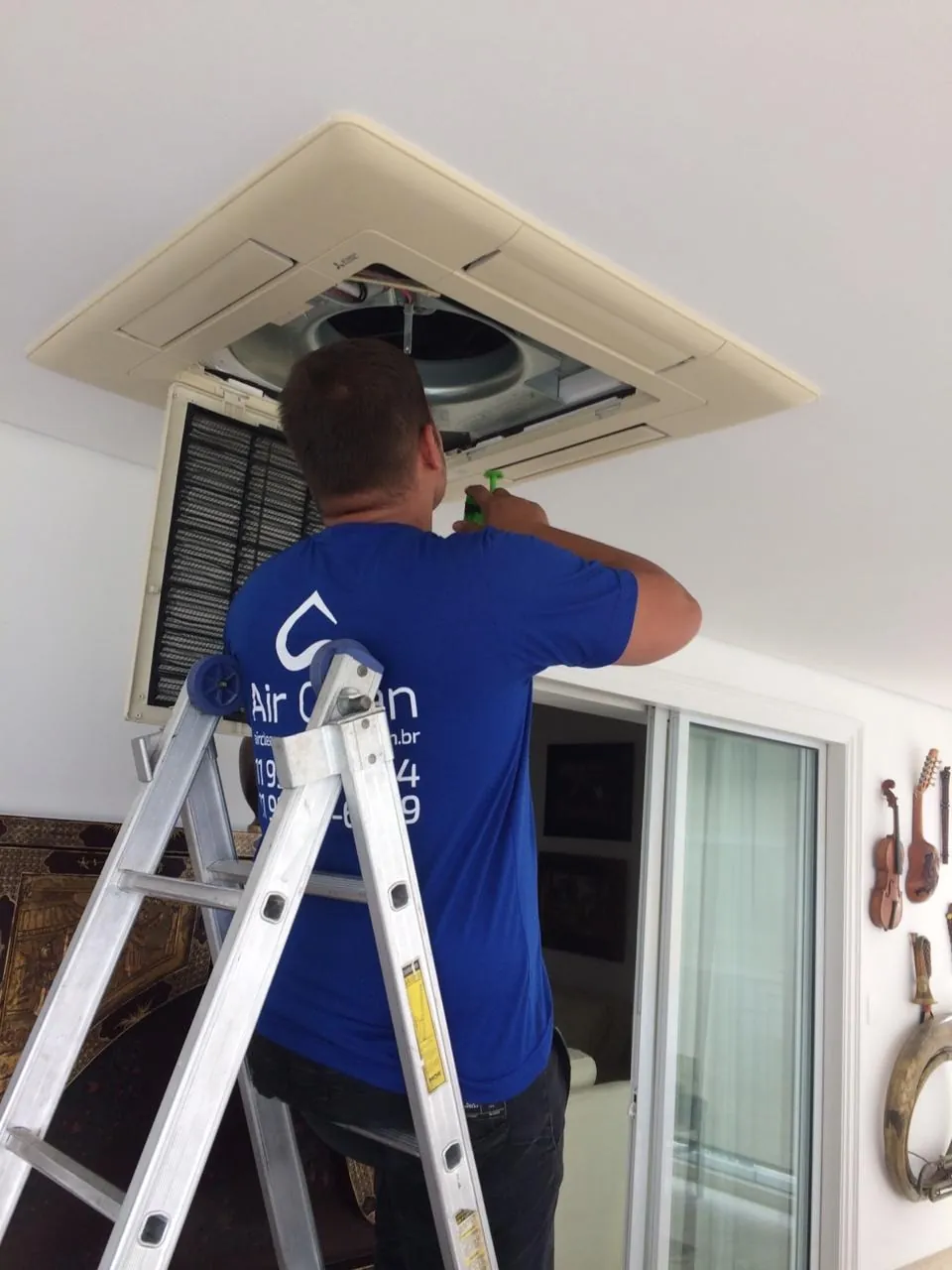 Manutenção em ar-condicionado cassete — Air Clean
